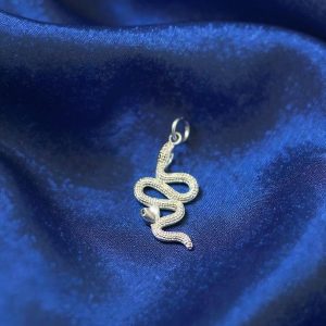 Dije de serpiente con adorno de corazon
